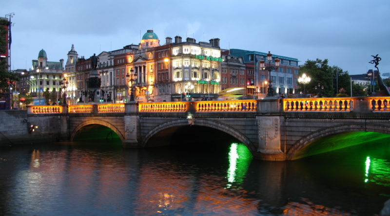 a photo of oconnel bridge in dublin at night